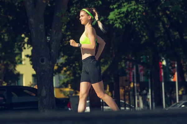 Vrouwelijke loper, atleet training buiten in de zomer zonnige dag. — Stockfoto