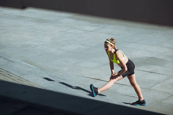 Corredor femenina, atleta entrenando al aire libre en veranos día soleado. — Foto de Stock