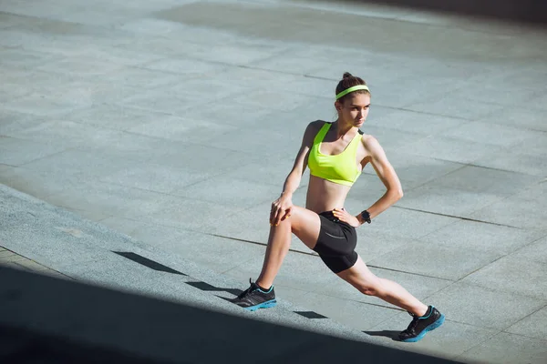 Corredor femenina, atleta entrenando al aire libre en veranos día soleado. —  Fotos de Stock