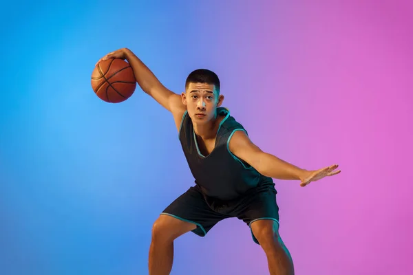 Retrato Do Jogador De Basquete Em Treinamento Em Movimento Isolado Sobre  Fundo Azul Gradiente Em Luz Neonatal. Foto de Stock - Imagem de fundo,  desportista: 235847770