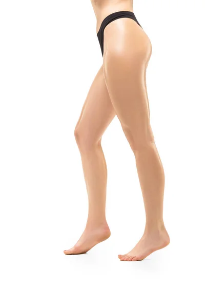 Όμορφα γυναικεία πόδια απομονωμένα σε λευκό φόντο. Αθλητικό, αισθησιακό σώμα με καλοδιατηρημένο δέρμα σε εσώρουχα. — Φωτογραφία Αρχείου
