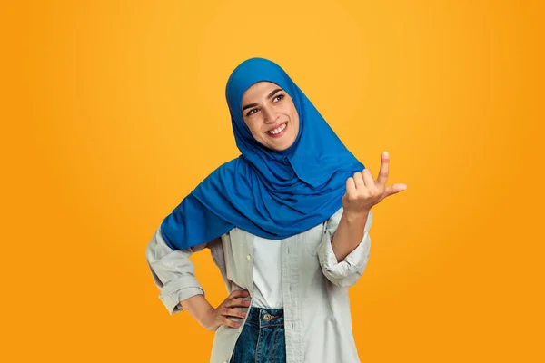 Portré fiatal muszlim nő elszigetelt sárga stúdió háttér — Stock Fotó