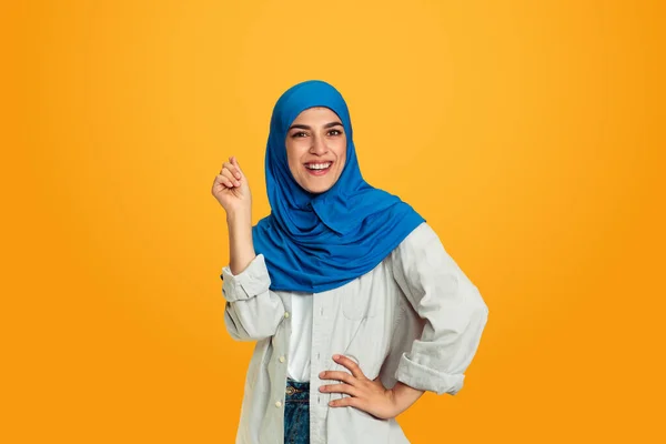 Retrato de una joven musulmana aislada sobre fondo amarillo del estudio —  Fotos de Stock