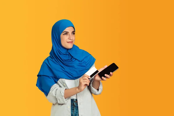 Портрет молодої мусульманки ізольовано на жовтому студійному фоні — стокове фото