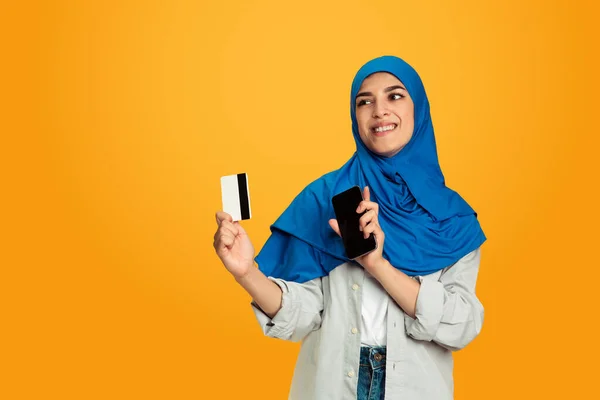 Retrato de una joven musulmana aislada sobre fondo amarillo del estudio —  Fotos de Stock