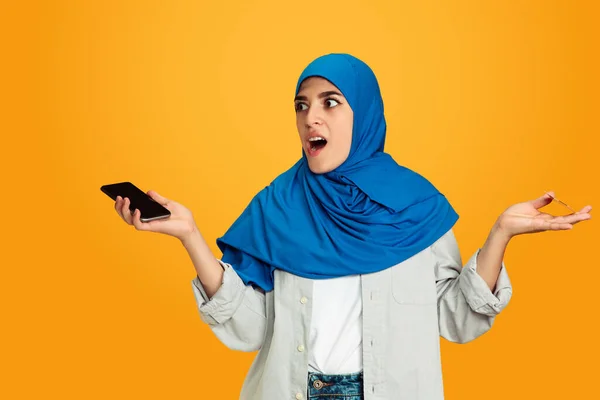 Portret van jonge moslim vrouw geïsoleerd op gele studio achtergrond — Stockfoto