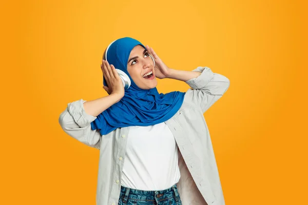 Retrato de jovem muçulmano mulher isolada no fundo do estúdio amarelo — Fotografia de Stock