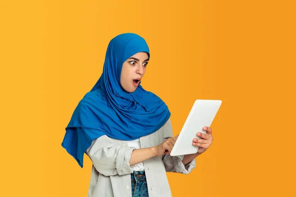 Retrato de jovem muçulmano mulher isolada no fundo do estúdio amarelo — Fotografia de Stock