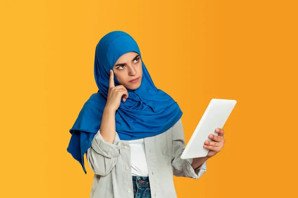Porträt einer jungen muslimischen Frau isoliert auf gelbem Studiohintergrund — Stockfoto