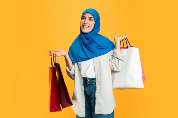 Portret van jonge moslim vrouw geïsoleerd op gele studio achtergrond — Stockfoto