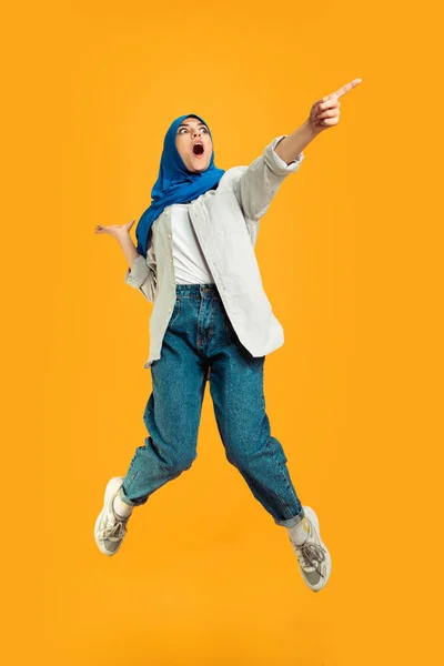 Sarı stüdyo arka planında izole edilmiş genç Müslüman kadın portresi — Stok fotoğraf