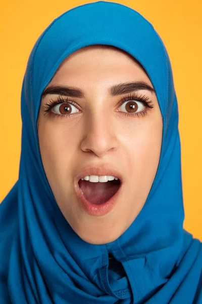 Retrato de una joven musulmana aislada sobre fondo amarillo del estudio — Foto de Stock
