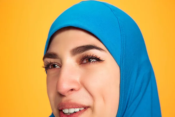 Retrato de jovem muçulmano mulher isolada no fundo do estúdio amarelo — Fotografia de Stock