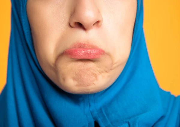 Portret van jonge moslim vrouw geïsoleerd op gele studio achtergrond — Stockfoto