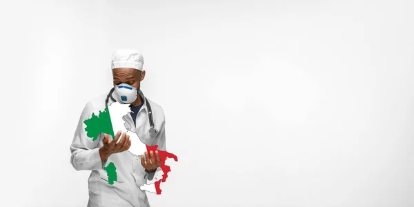 Beau médecin afro-américain se soucie de l'Italie isolé sur fond de studio blanc — Photo