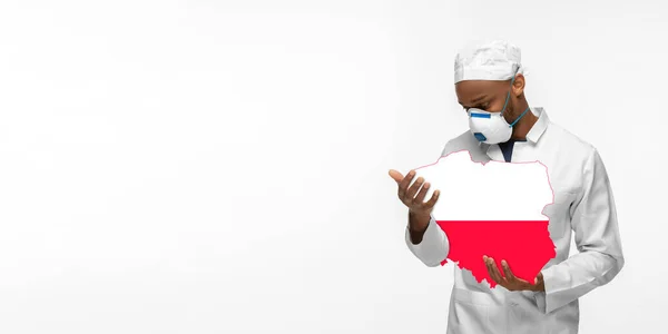 Vacker afrikansk-amerikansk läkare bryr sig om Polen isolerad över vit studio bakgrund — Stockfoto