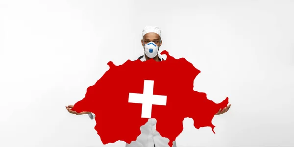 Belo médico afro-americano se preocupa com a Suíça isolada sobre fundo estúdio branco — Fotografia de Stock