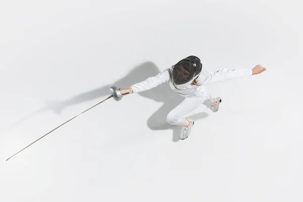 Adolescente en costume d'escrime avec épée à la main isolé sur fond blanc, vue de dessus — Photo