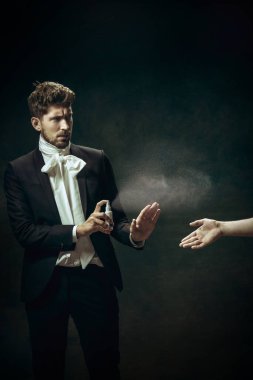 Dorian Gray gibi karanlık bir geçmişi olan genç bir adam. Retro stil, dönemin karşılaştırması. Sağlık sigortası, salgının yayılmasını önleme. Kendine dikkat et..