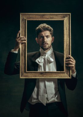Dorian Gray gibi karanlık bir geçmişi olan genç bir adam. Retro biçimi, dönemin karşılaştırması.