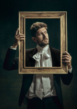 Dorian Gray gibi karanlık bir geçmişi olan genç bir adam. Retro biçimi, dönemin karşılaştırması.