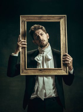 Dorian Gray gibi karanlık bir geçmişi olan genç bir adam. Retro biçimi, dönemin karşılaştırması.