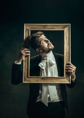 Dorian Gray gibi karanlık bir geçmişi olan genç bir adam. Retro biçimi, dönemin karşılaştırması.