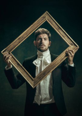 Dorian Gray gibi karanlık bir geçmişi olan genç bir adam. Retro biçimi, dönemin karşılaştırması.