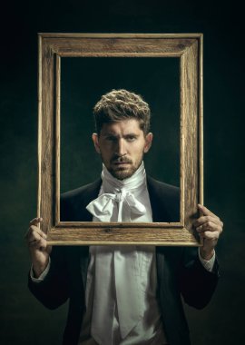 Dorian Gray gibi karanlık bir geçmişi olan genç bir adam. Retro biçimi, dönemin karşılaştırması.