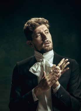 Dorian Gray gibi karanlık bir geçmişi olan genç bir adam. Retro biçimi, dönemin karşılaştırması.
