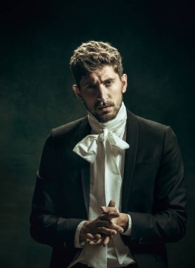 Dorian Gray gibi karanlık bir geçmişi olan genç bir adam. Retro biçimi, dönemin karşılaştırması.