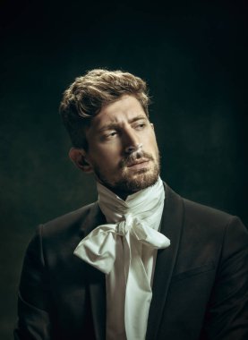 Dorian Gray gibi karanlık bir geçmişi olan genç bir adam. Retro biçimi, dönemin karşılaştırması.
