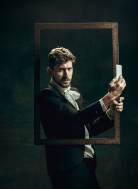 Dorian Gray gibi karanlık bir geçmişi olan genç bir adam. Retro biçimi, dönemin karşılaştırması.