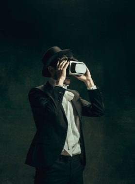 Dorian Gray gibi karanlık bir geçmişi olan genç bir adam. Retro biçimi, dönemin karşılaştırması.