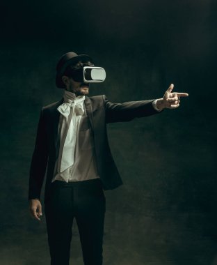 Dorian Gray gibi karanlık bir geçmişi olan genç bir adam. Retro biçimi, dönemin karşılaştırması.