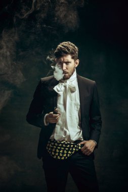 Dorian Gray gibi karanlık bir geçmişi olan genç bir adam. Retro biçimi, dönemin karşılaştırması.
