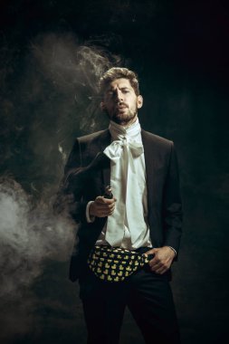 Dorian Gray gibi karanlık bir geçmişi olan genç bir adam. Retro biçimi, dönemin karşılaştırması.