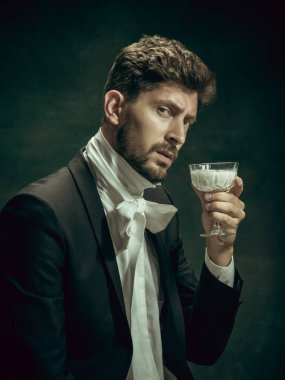 Dorian Gray gibi karanlık bir geçmişi olan genç bir adam. Retro biçimi, dönemin karşılaştırması.