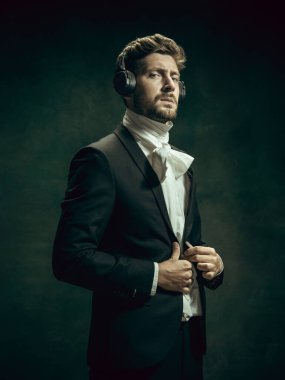 Dorian Gray gibi karanlık bir geçmişi olan genç bir adam. Retro biçimi, dönemin karşılaştırması.