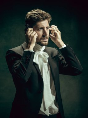 Dorian Gray gibi karanlık bir geçmişi olan genç bir adam. Retro biçimi, dönemin karşılaştırması.