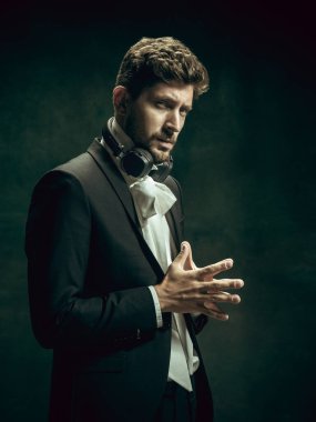 Dorian Gray gibi karanlık bir geçmişi olan genç bir adam. Retro biçimi, dönemin karşılaştırması.