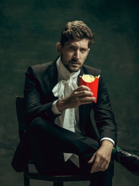 Dorian Gray gibi karanlık bir geçmişi olan genç bir adam. Retro biçimi, dönemin karşılaştırması.