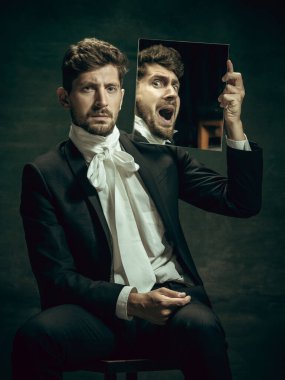 Dorian Gray gibi karanlık bir geçmişi olan genç bir adam. Retro biçimi, dönemin karşılaştırması.