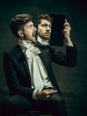 Dorian Gray gibi karanlık bir geçmişi olan genç bir adam. Retro biçimi, dönemin karşılaştırması.