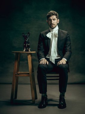 Dorian Gray gibi karanlık bir geçmişi olan genç bir adam. Retro biçimi, dönemin karşılaştırması.