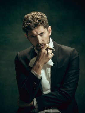 Dorian Gray gibi karanlık bir geçmişi olan genç bir adam. Retro biçimi, dönemin karşılaştırması.