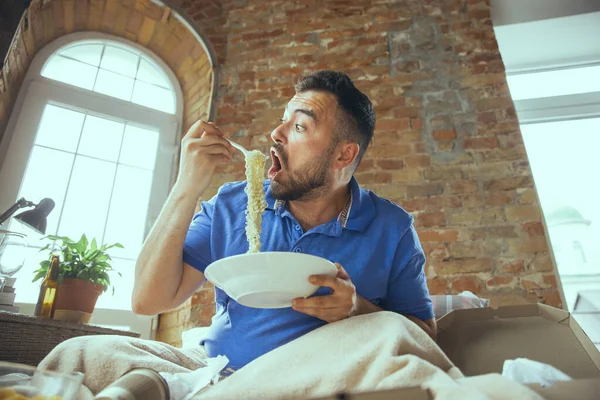 Hombre perezoso viviendo toda la vida en su cama rodeado de desorden — Foto de Stock