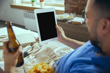 Tembel adam hayatı boyunca yatağında dağınık bir halde yaşıyor.