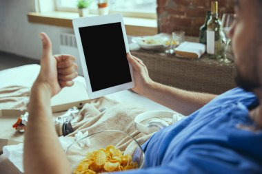 Tembel adam hayatı boyunca yatağında dağınık bir halde yaşıyor.