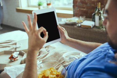 Tembel adam hayatı boyunca yatağında dağınık bir halde yaşıyor.